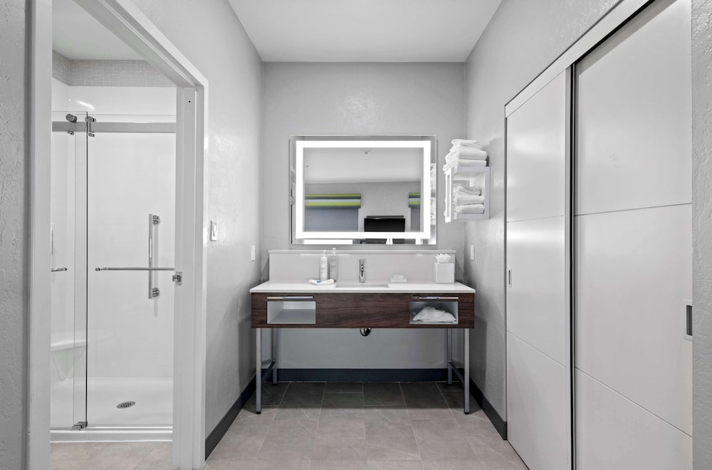 Hampton Inn & Suites Mount Pleasant - photo 19