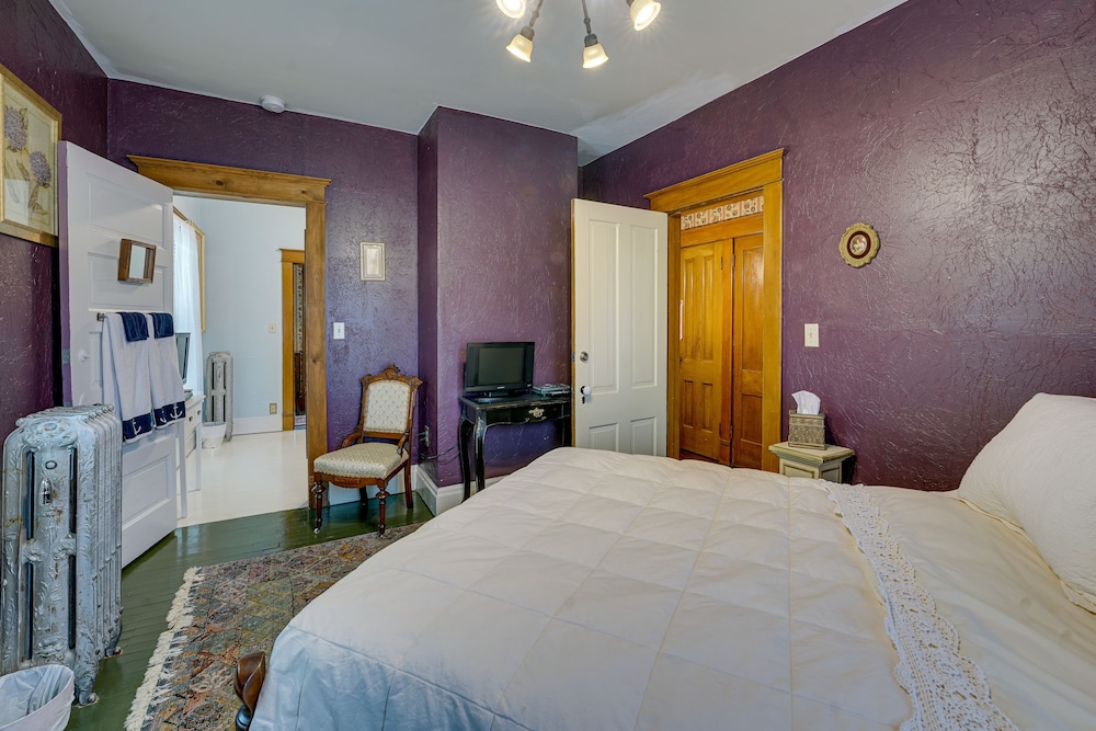 Dtwn Victorian Home 1 Mi to Lake Michigan Beach — 4-Star Luxury Hotel in Manistee, United States
