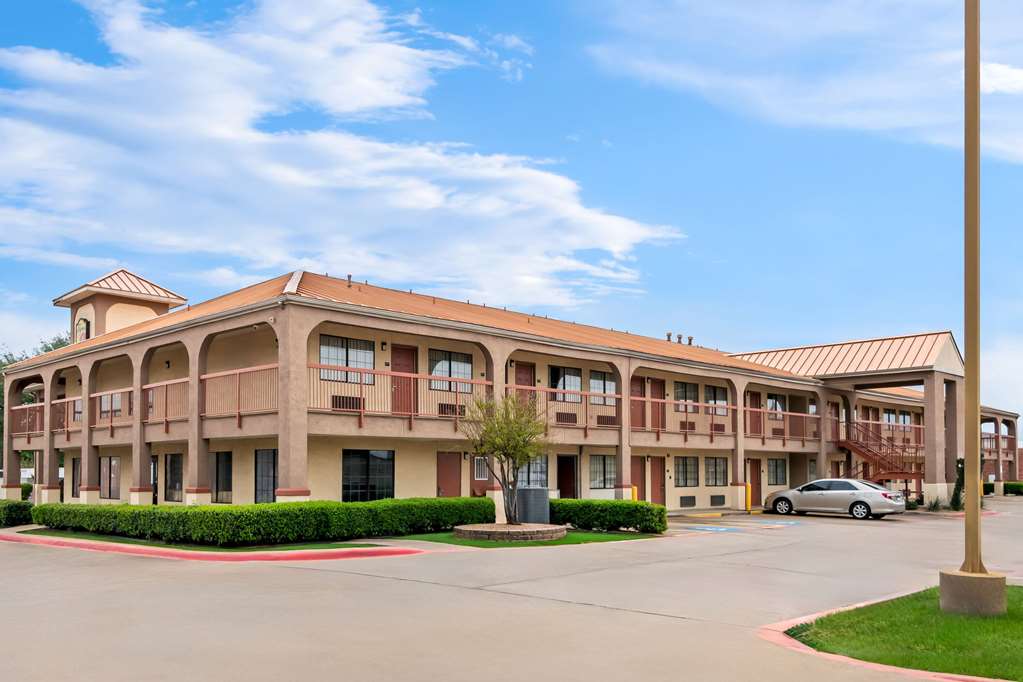 Super 8 By Wyndham Grand Prairie Southwest — Grand Prairie
