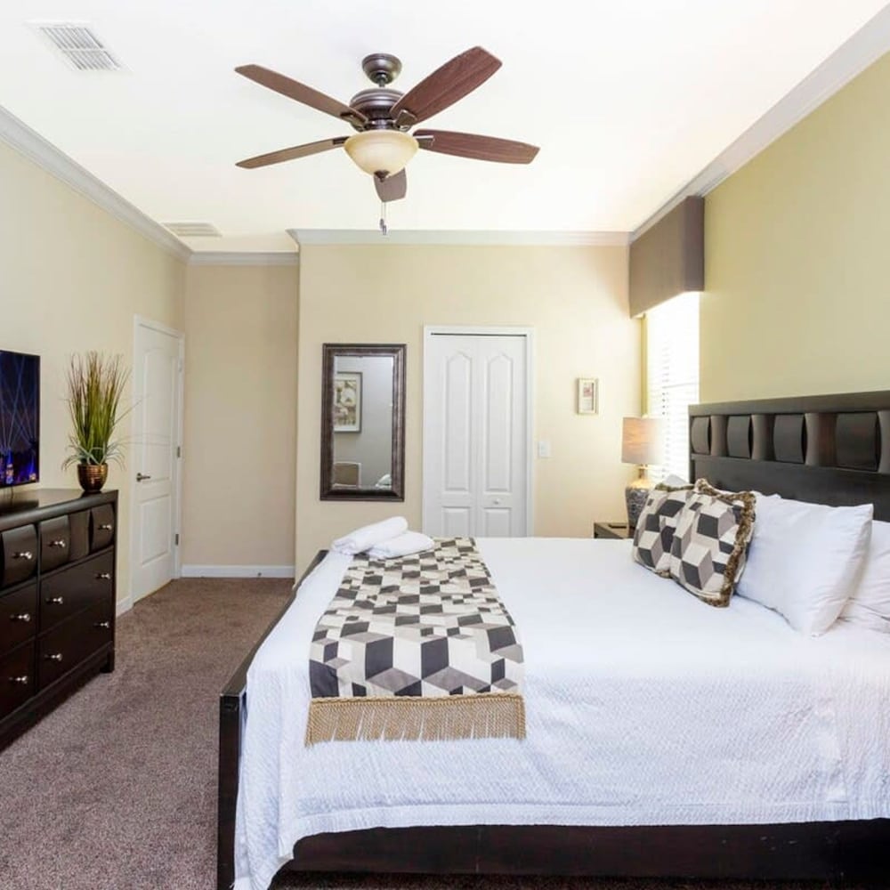 1400 Stunning 8bed with amazing game room - photo 12