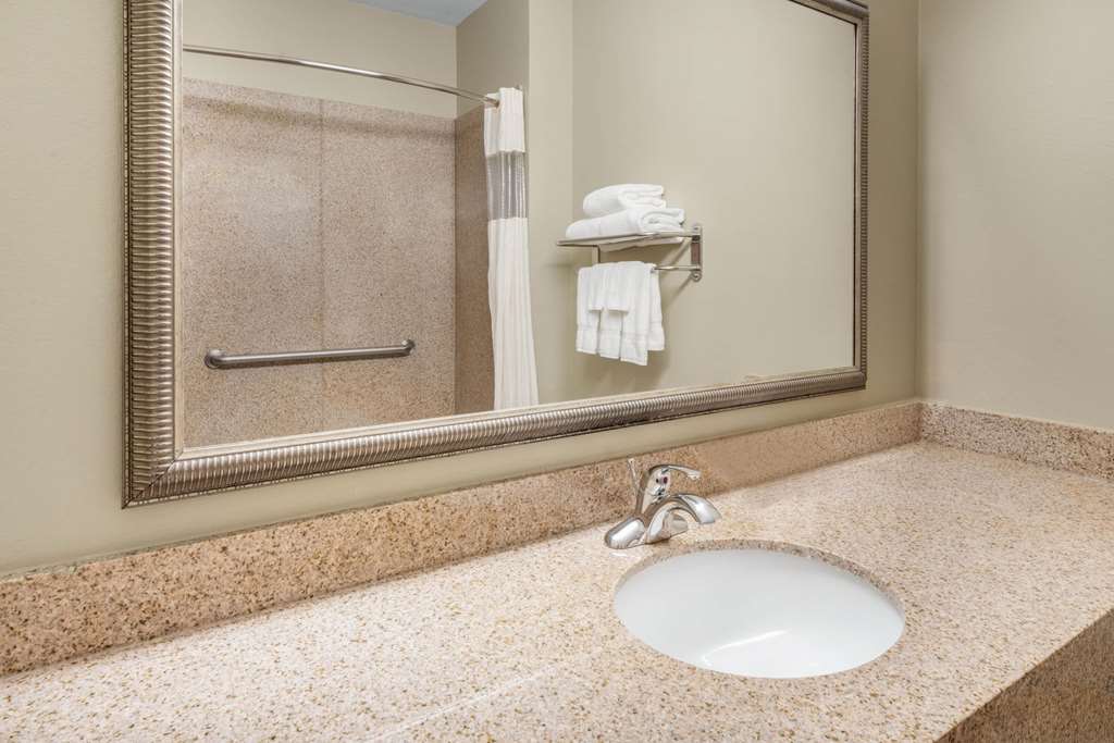 La Quinta Inn & Suites by Wyndham Broussard Lafayette Area - photo 19