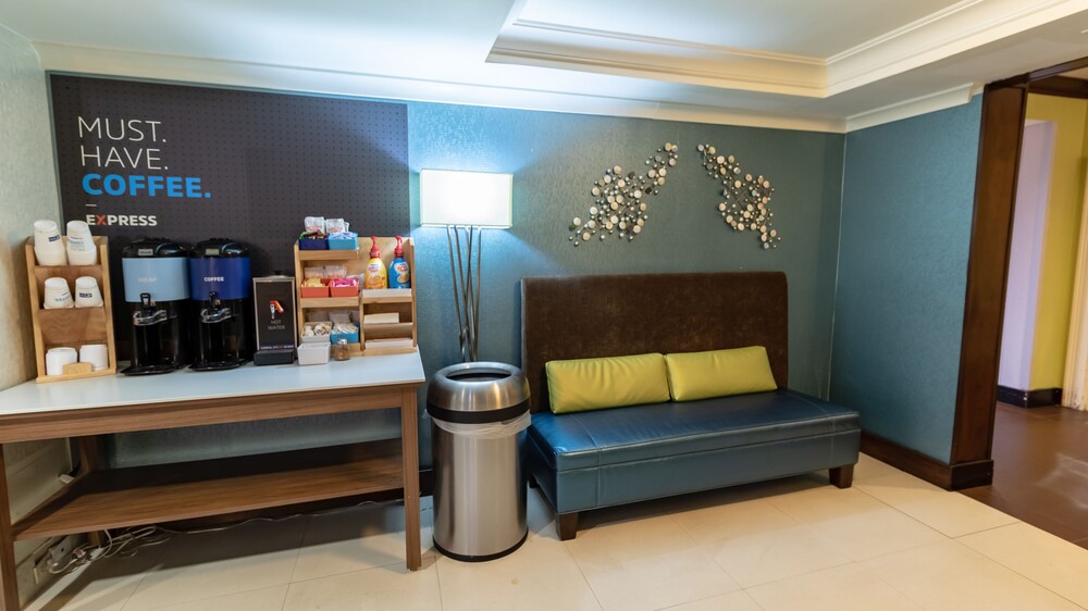 Holiday Inn Express Hotel & Suites Birmingham Irondale by IHG - photo 44