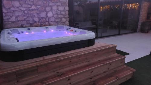 Adega D’Aldeia com piscina e jacuzzi in Leiria, Portugal