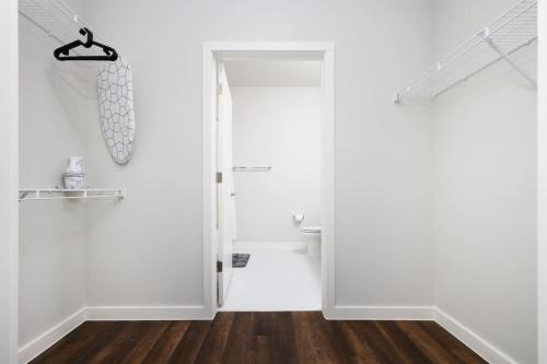 Modern 2BR Retreat Prkng Near Rvrwlk & Conv Ctr — 4-Star Luxury Hotel in San Antonio, United States