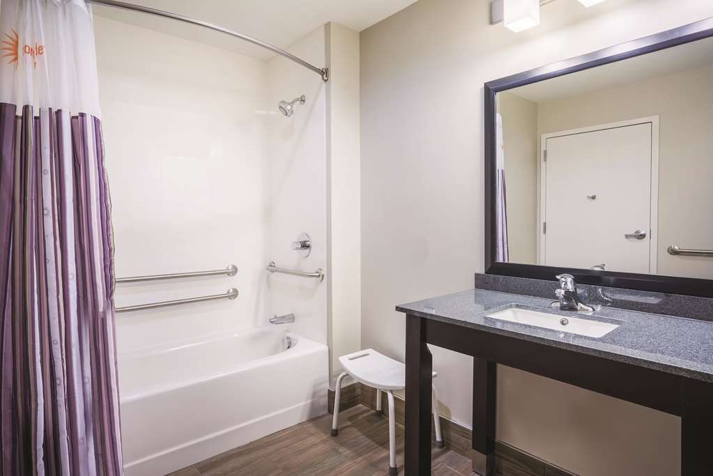 La Quinta Inn & Suites by Wyndham Clifton Park Saratoga Area - photo 13