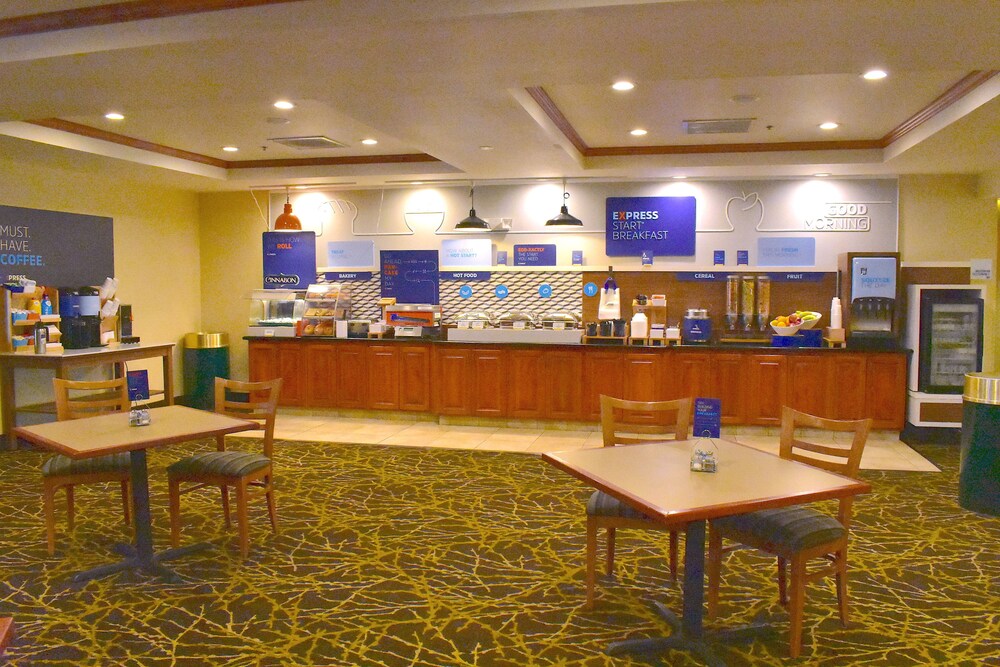 Holiday Inn Express Syracuse Fairgrounds by IHG - photo 46