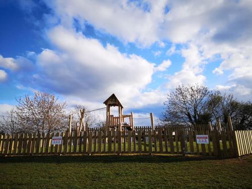 Leylandii 2 Bed Holiday Home in picturesque town.