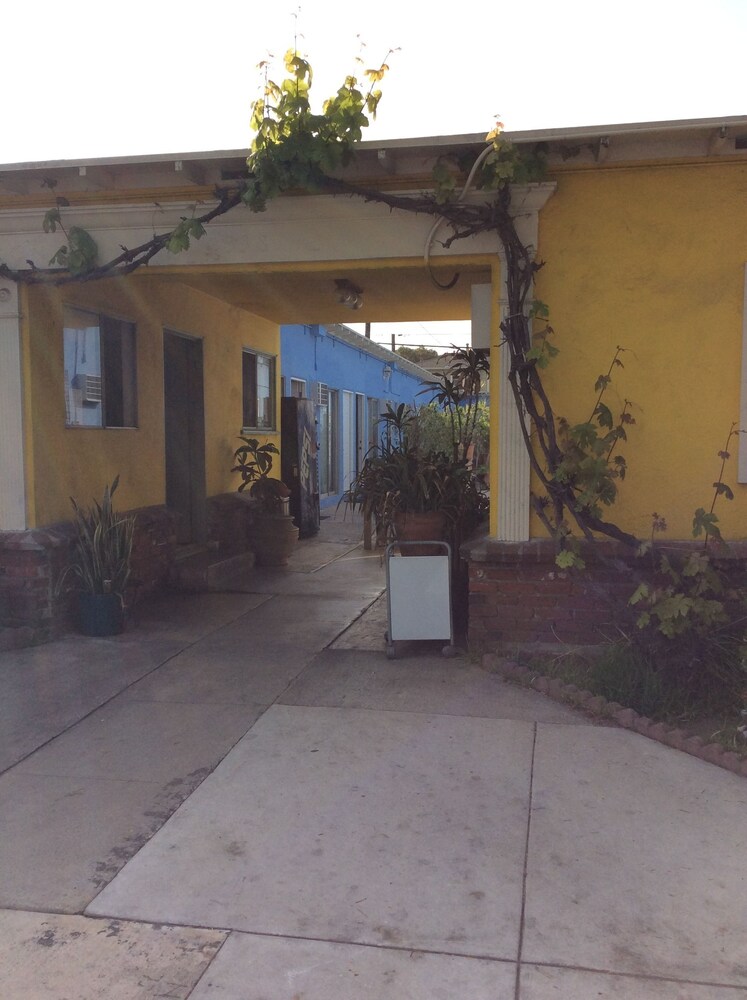Pavilions Motel - photo 34