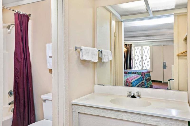 Knights Inn Charleston - photo 12
