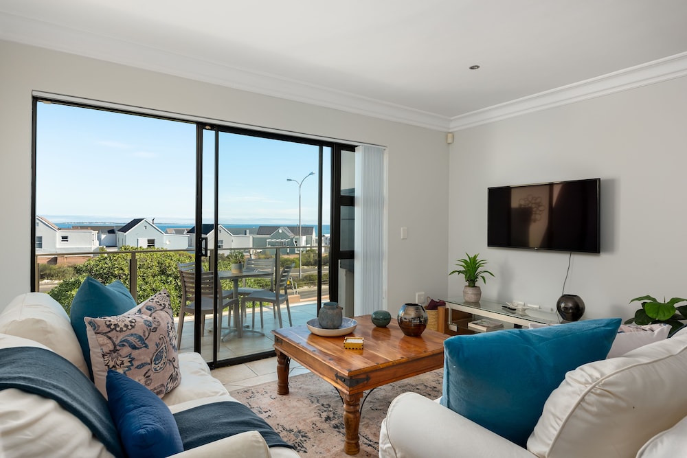 Waves Edge — 5-Star Luxury Hotel in Cape Town, South Africa