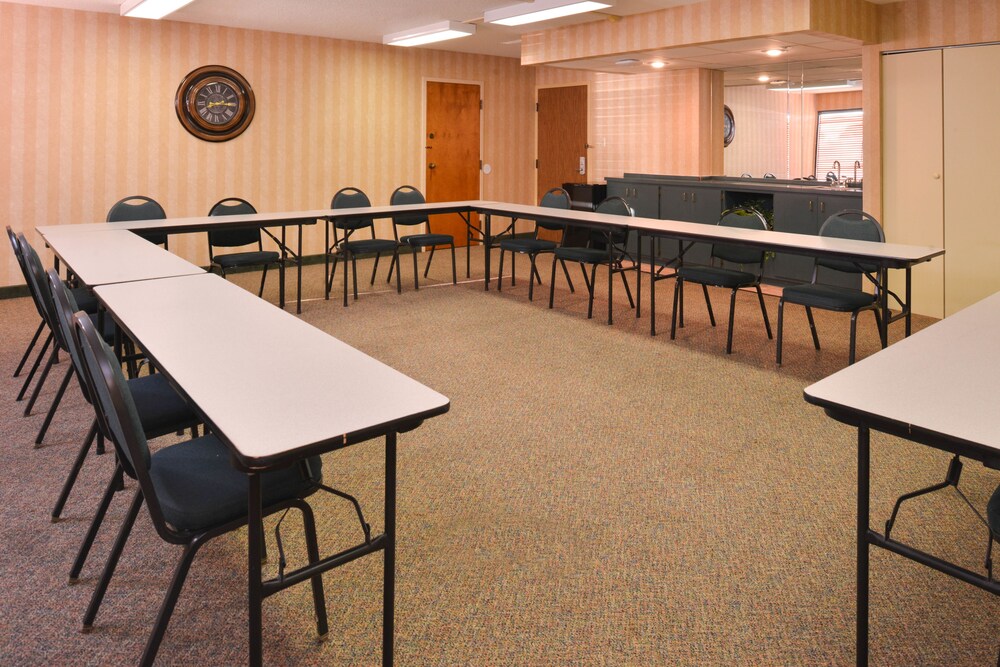New Victorian Inn & Suites - photo 39