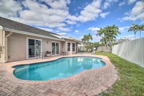 3BR Home with Private Pool near Sawgrass Mills Mall — 4-Star Luxury Hotel in Lauderhill, United States