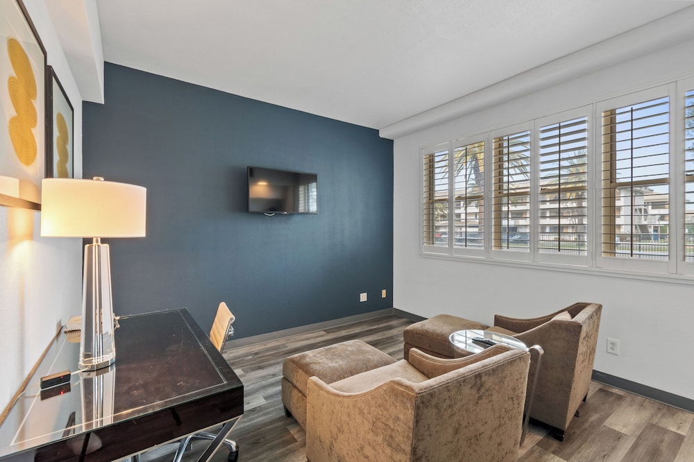 Lions Gate Hotel - photo 32