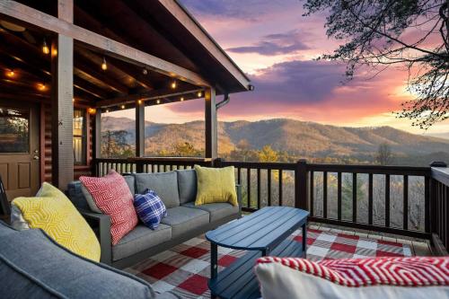 Camp Wildgrove 4 Br with Hot Tub & Stunning Views — 4-Star Luxury Hotel in Blue Ridge, United States