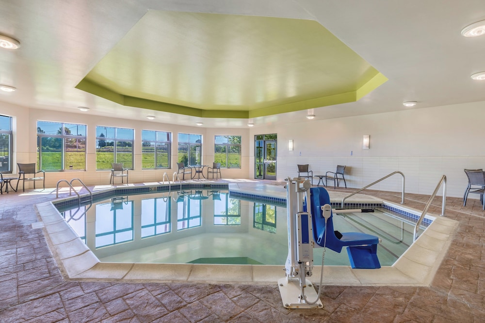 Holiday Inn Express and Suites Kansas City Airport by IHG - photo 28
