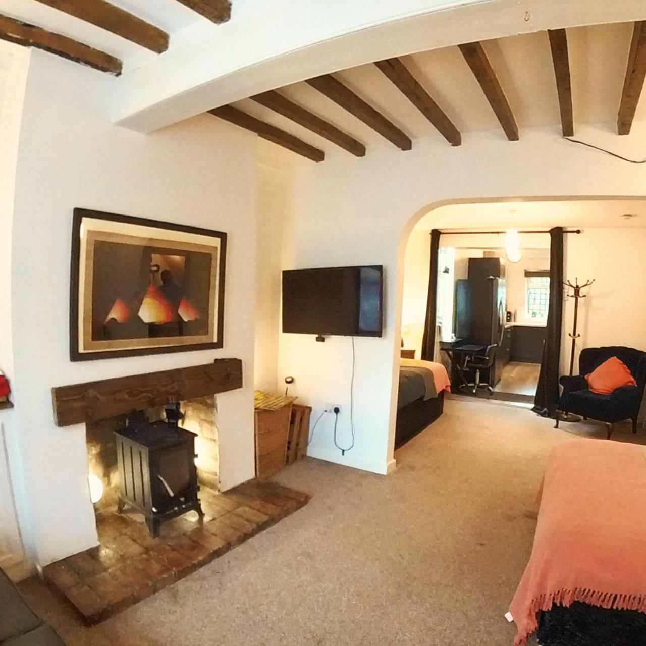 King St Cosy wood stove & ice maker — 4-Star Luxury Hotel in Loughborough, United Kingdom