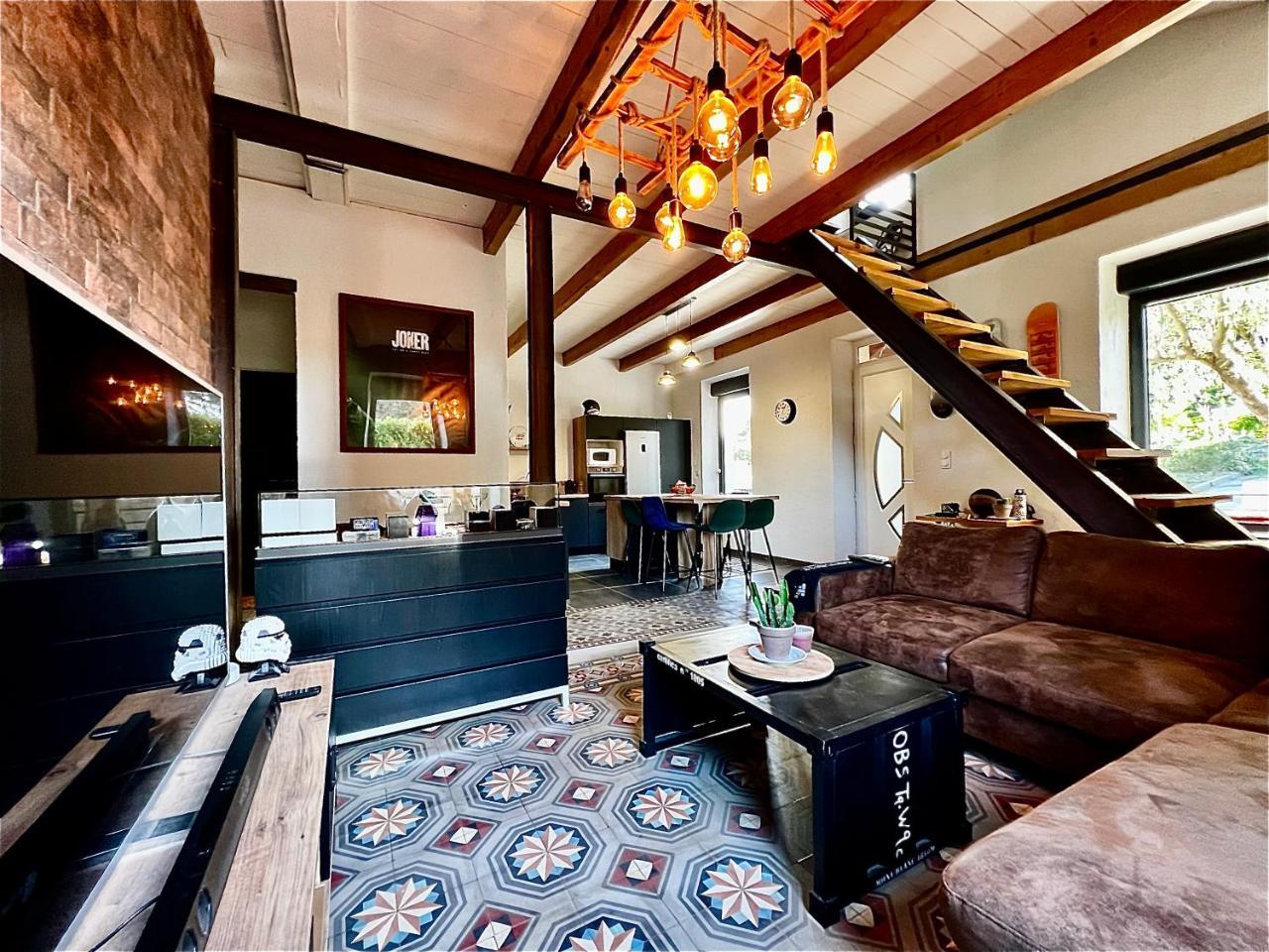 Loft Modern Avec Jardin Piscine Et Pool House — 4-Star Luxury Hotel in Lavalette, France