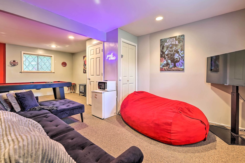Walk To Lake Game Room Getaway in Pocono Summit — hotel in Mount Pocono