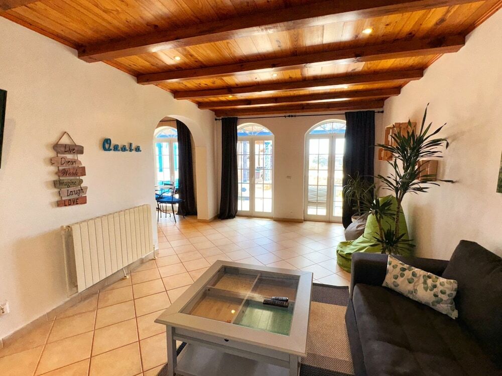 Oasis Surfcamp in Lagoa, Portugal