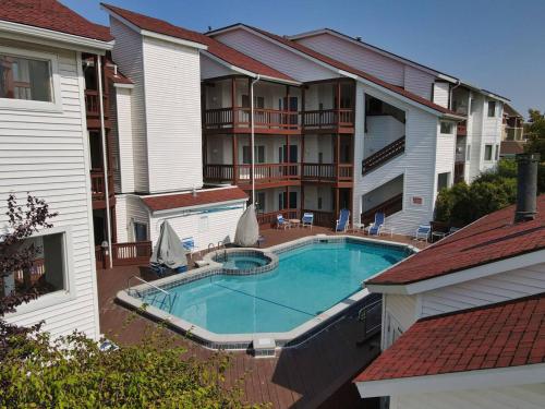 Incredible Beach Condo AC Beach Pool Hot Tub Sunrise — 4-Star Luxury Hotel in Traverse City, United States