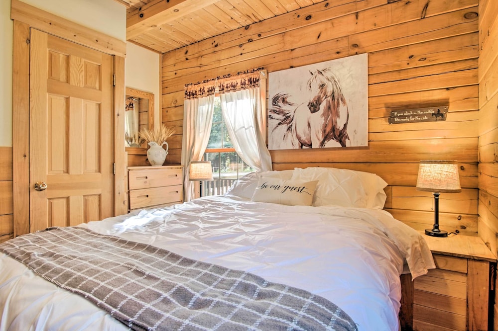Rustic Rothbury Cabin with Resort Amenity Access - photo 11
