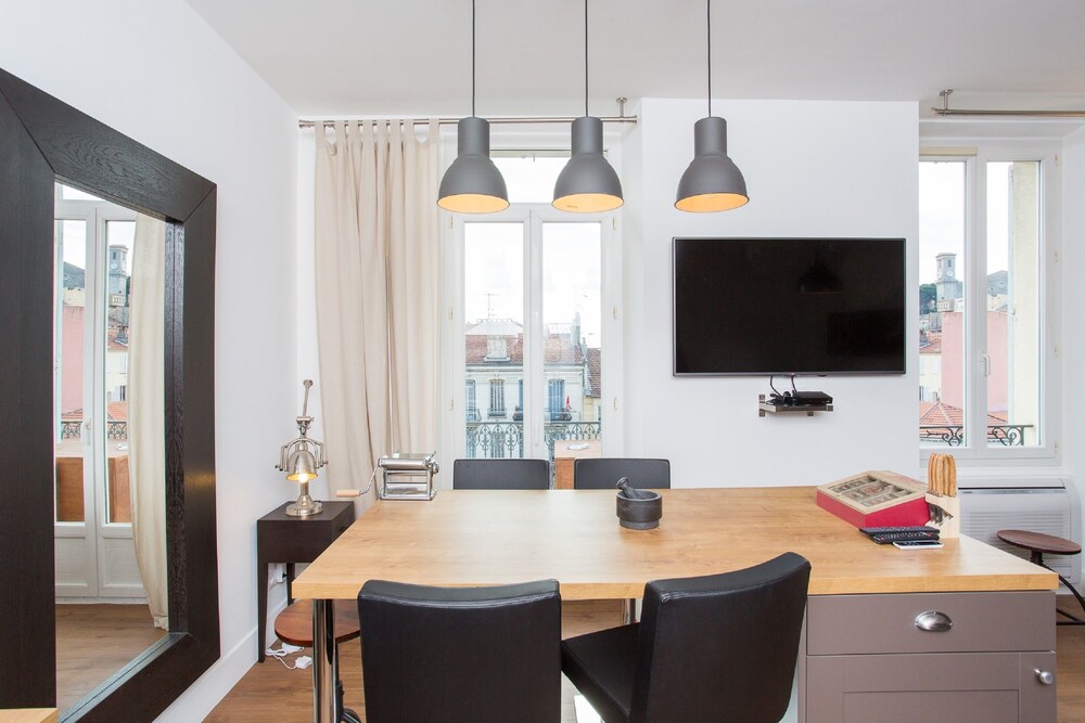 Budin — 4-Star Luxury Hotel in Cannes, France