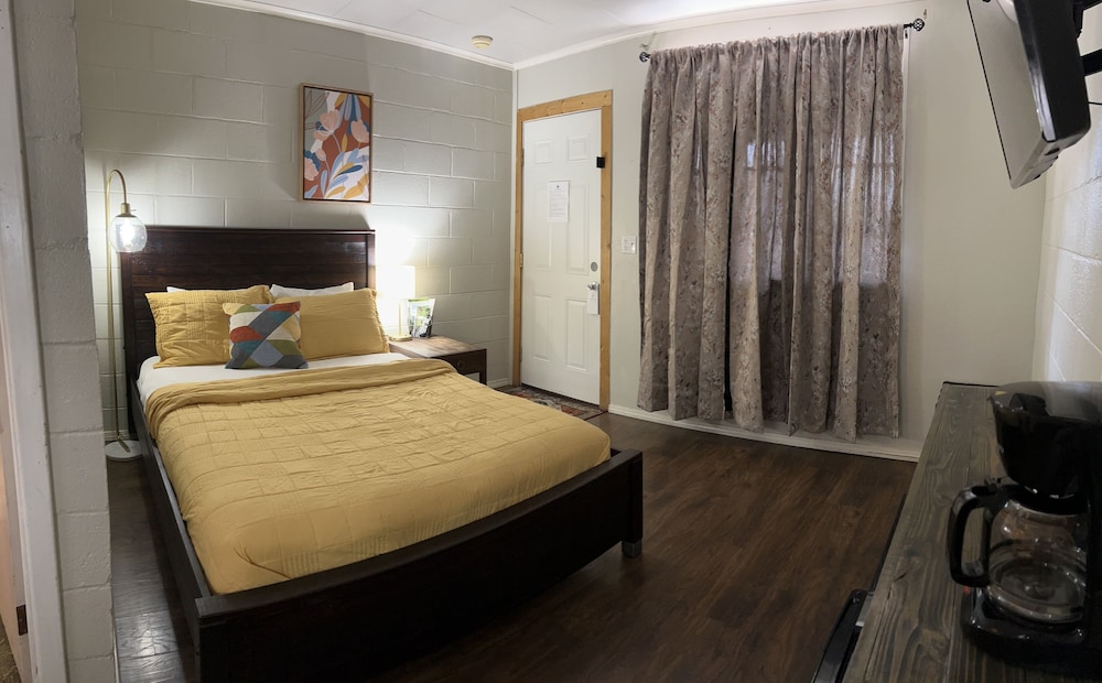 Selkirk Motel - photo 8