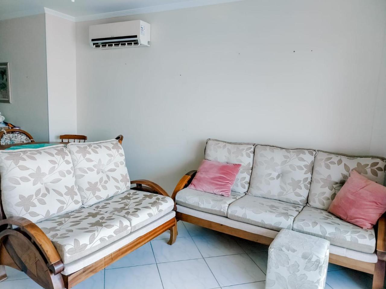 SOLAR DE BOMBAS 3 quartos a 280m da praia c roupa de cama Sacada com Churrasqueira climatizado 10 min a pé da passarela do Ribeiro e acesso a Praia de Bombinhas 5 min a pé de supermercados Até 8 pessoas ideal p famílias grupos crianças