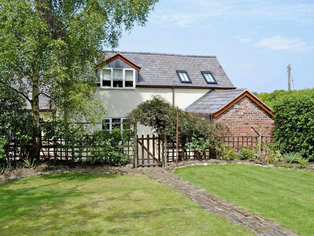 Woodhouse Cottage — 5-Star Luxury Hotel in Hawarden, United Kingdom