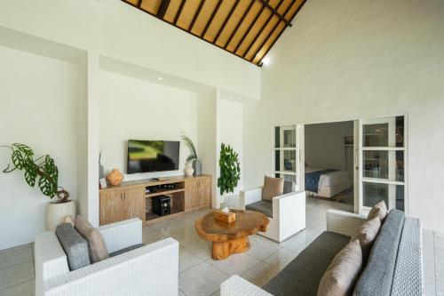 Modern 3 Bedrooms Villa Beach Walking Distance — 4-Star Luxury Hotel in Seminyak, Indonesia