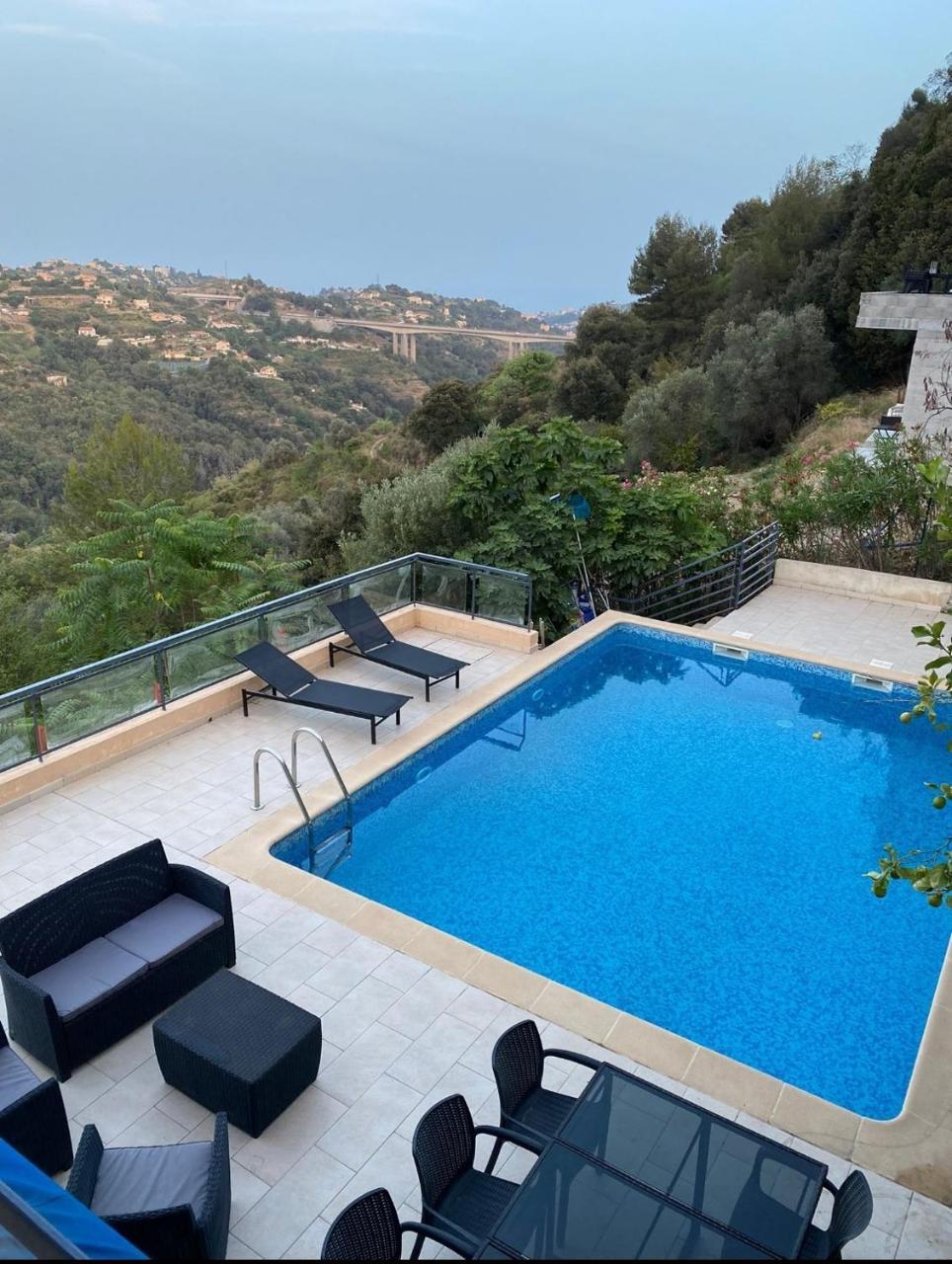 Spacieuse Villa Nicoise Au Calme Avec Piscine — 4-Star Luxury Hotel in Nice, France