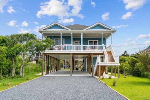2min Walk to Beach Local Cafes and Shops New Build in Oak Island, United States