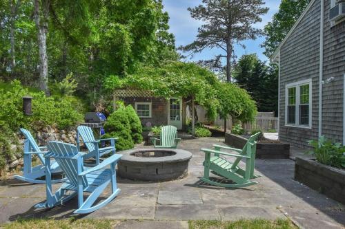Spacious w Large Outdoor Area Fire Pit — 4-Star Luxury Hotel in Chatham, United States