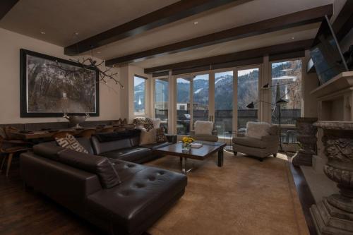East 5th St 111 1 At Ketchum — Ketchum