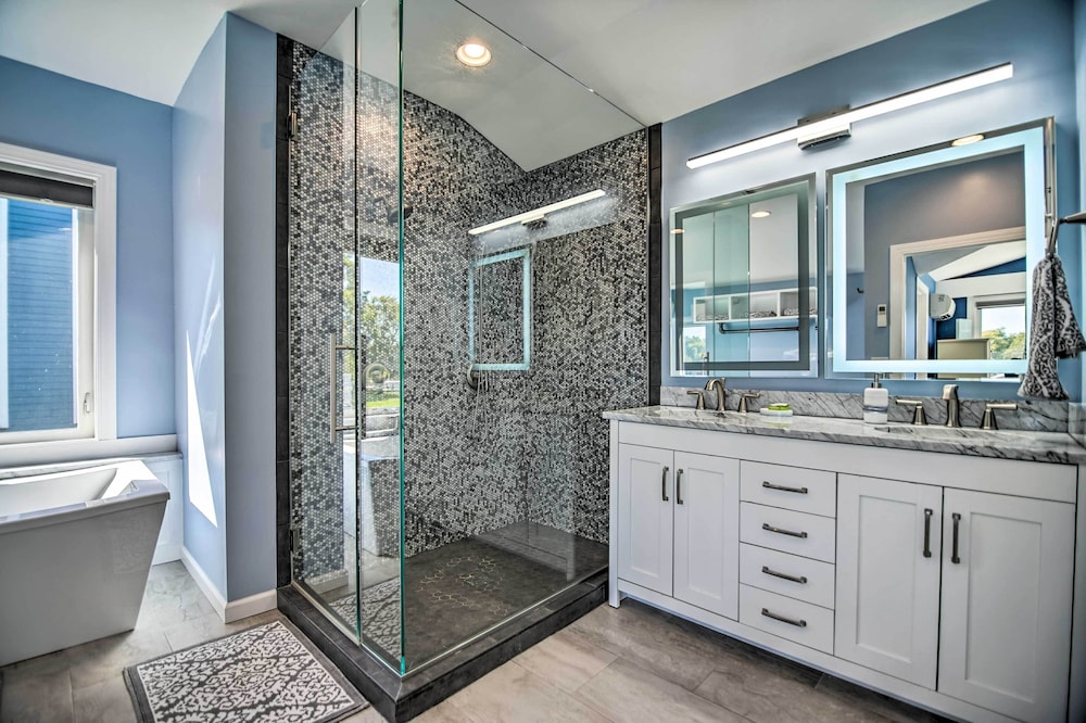 Home on Fox River Modern Decor Style — 4-Star Luxury Hotel in Mchenry, United States