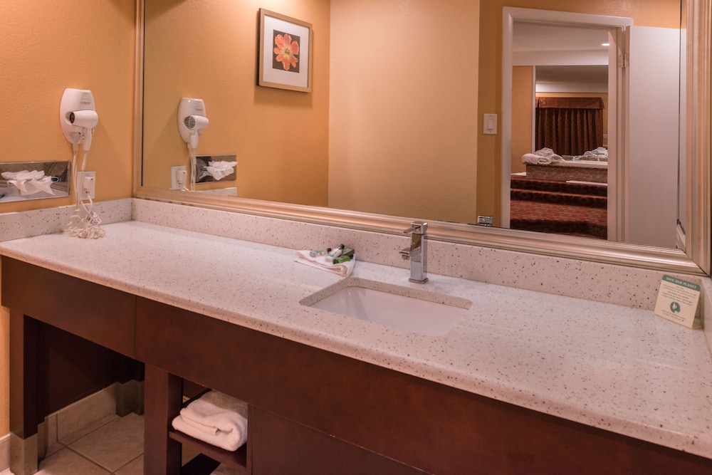 Inn of the Dove Romantic Suites with Jetted Tub & Fireplace - photo 25