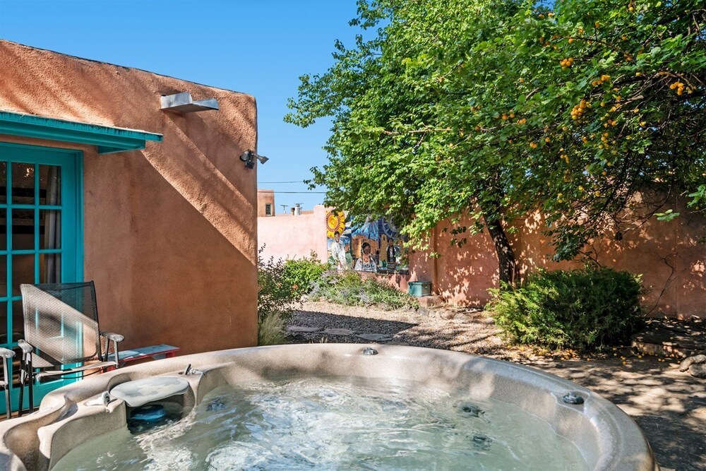 Amor Historic Adobe in the Heart of The Railyard and Downtown Santa Fe Hot Tub - photo 28