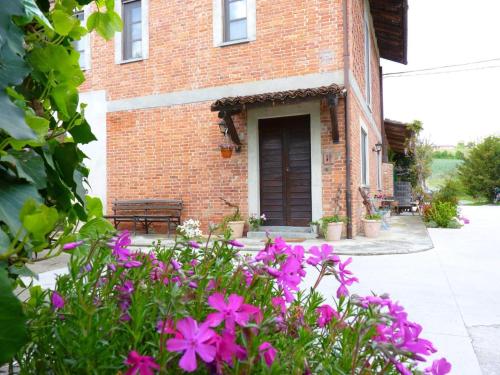 Agriturismo Viticcio — 4-Star Luxury Hotel in La Morra, Italy