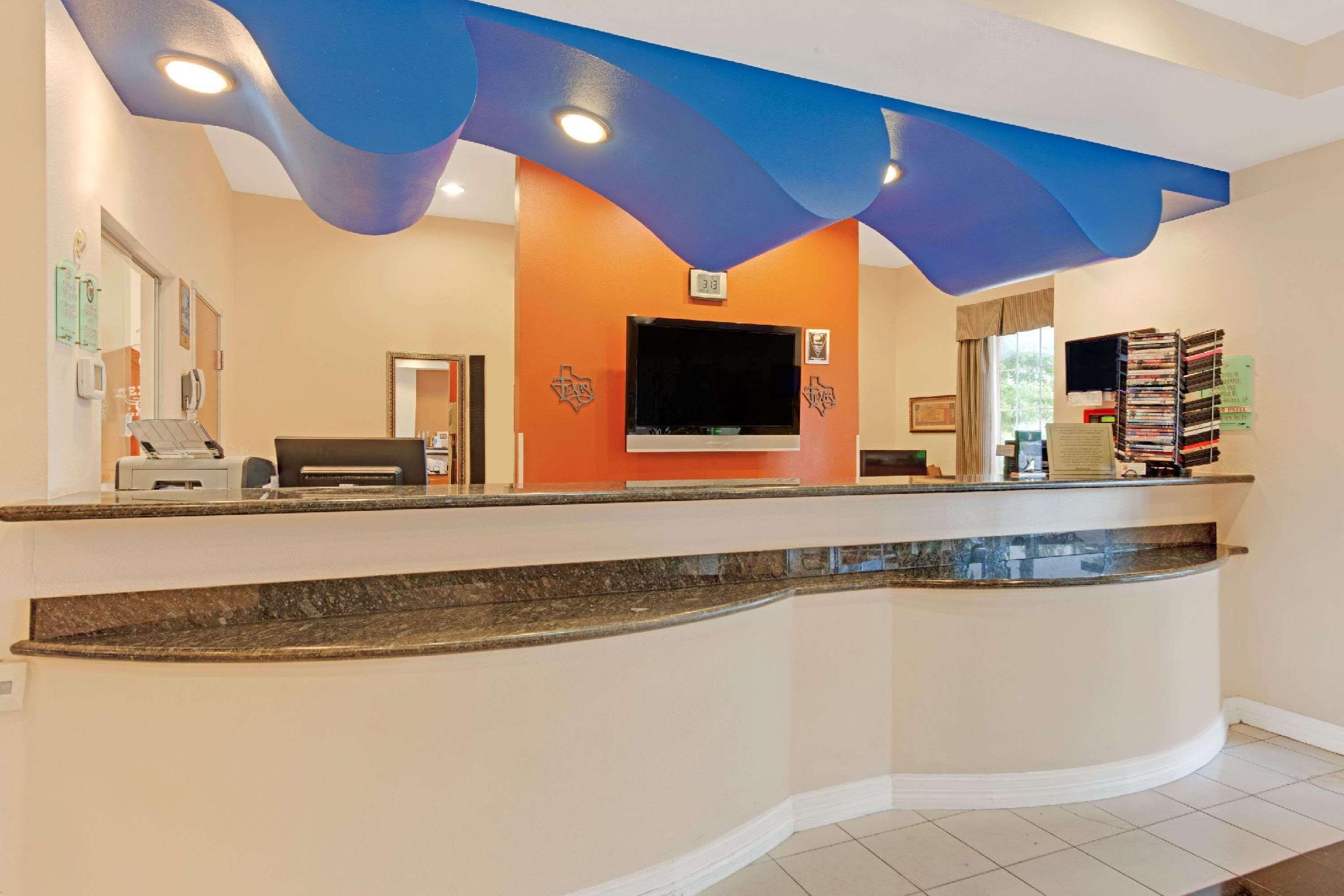 Super 8 By Wyndham Austin Airport North - photo 14