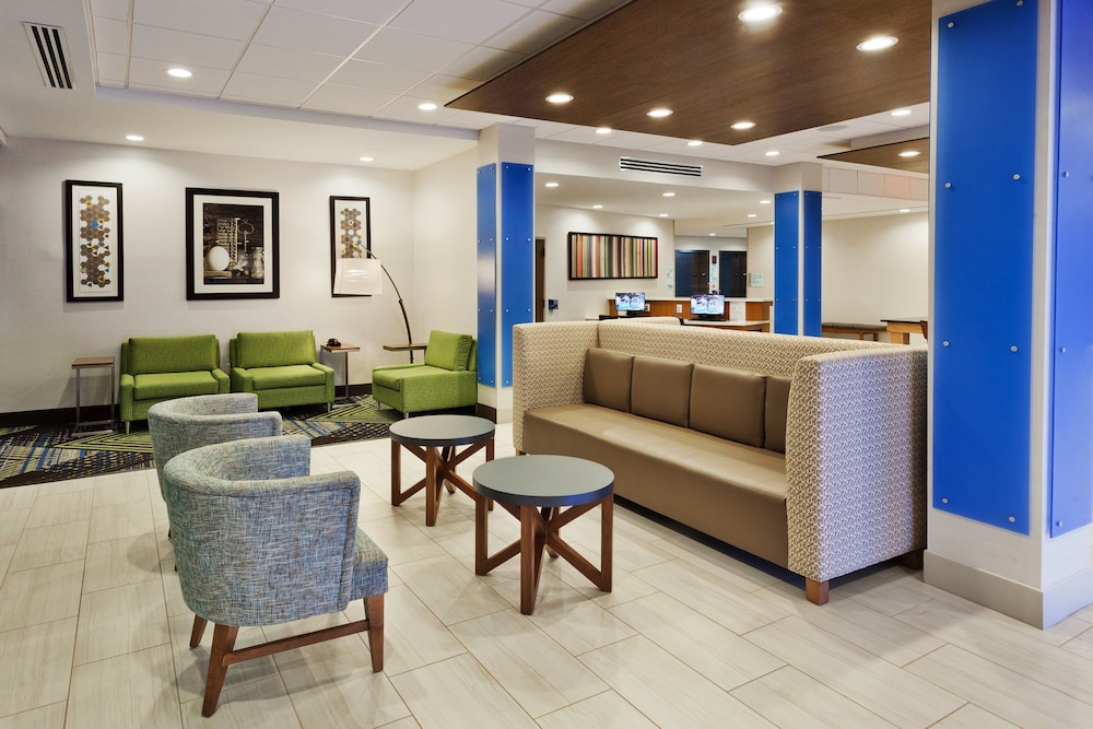 Holiday Inn Express & Suites Fayetteville by IHG - photo 37