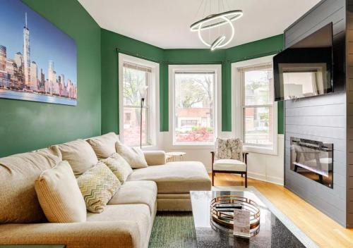 2 Bed Apt w Office Free Parking Near Wrigley — 4-Star Luxury Hotel in Chicago, United States