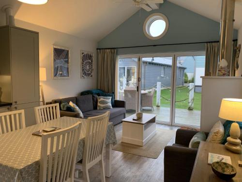 Rosies The Bay 2 bedrooms with ensuites parking for 2 cars 2 dogs welcome