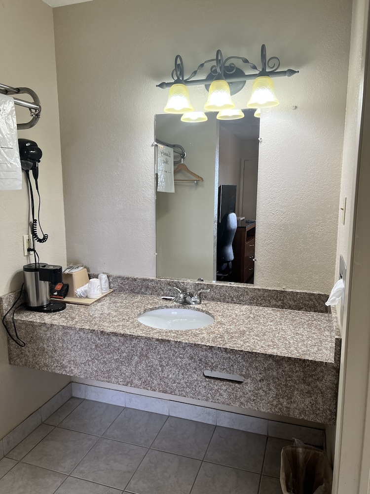 Americas Best Value Inn Edna - photo 10