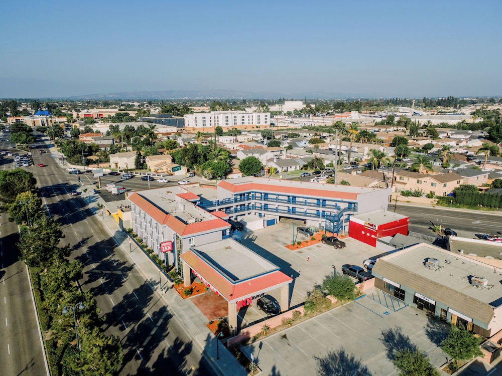 Downey Inn Luxury Suites - photo 25