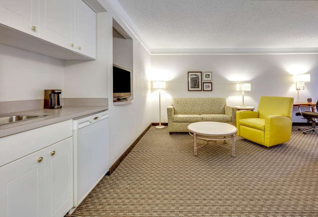 La Quinta Inn & Suites by Wyndham Dallas Addison Galleria - photo 20