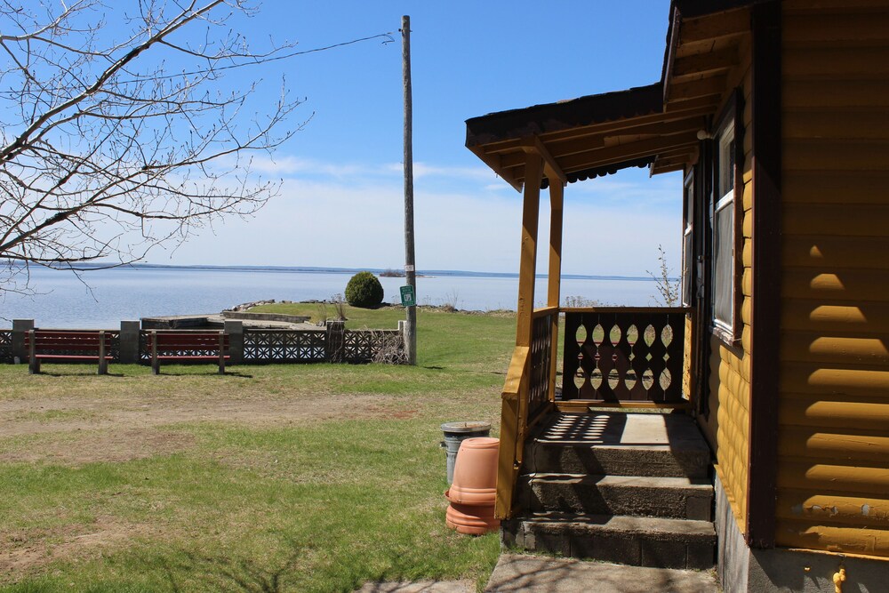 Glen Garry Motel and Cottages in North Bay, Canada