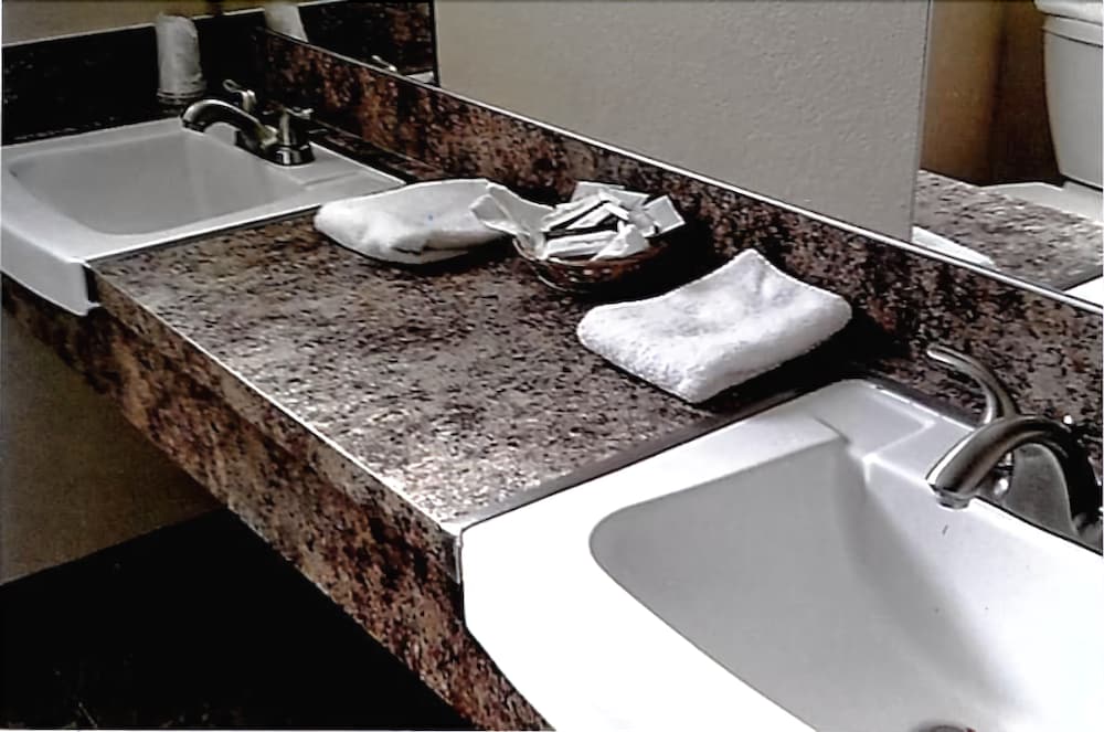 Pine Lodge Motel - photo 15