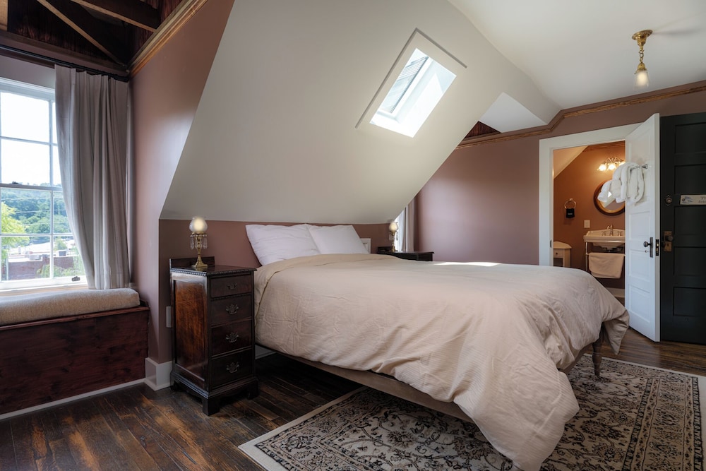 The NuWray Hotel & Carriage House - photo 42