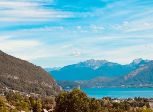 Loft Vue Sur Lac D'annecy Et Montagnes — hotel in Annecy-Le-Vieux