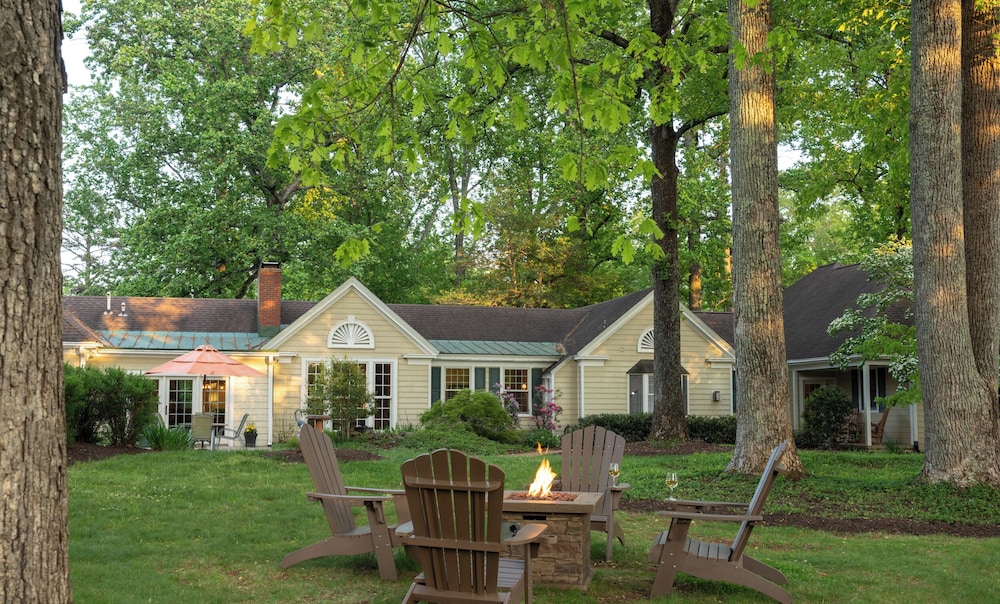 Foxfield Inn in Charlottesville, United States